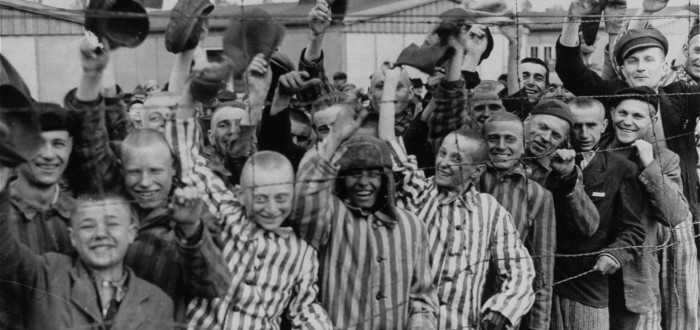 Po osvobození Dachau vzali vězni i Američané pomstu do vlastních rukou. Strašlivé okamžiky 