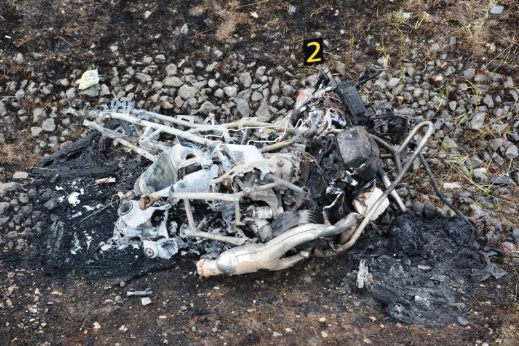 Při nehodě u Spomyšle se srazila motorka, dodávka a osobní automobil... Z motocyklu zbyla jen kostra.