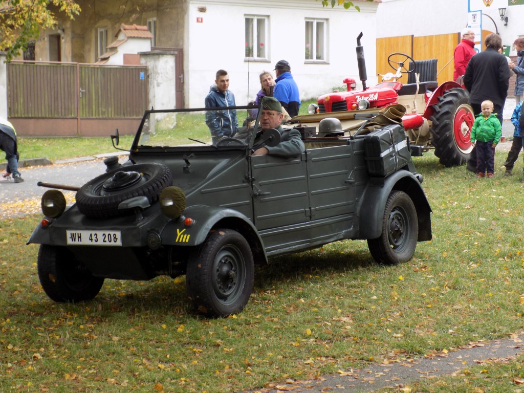 Aleš Kulhavý ve svém Volswagen Kübelwagenu z roku 1941