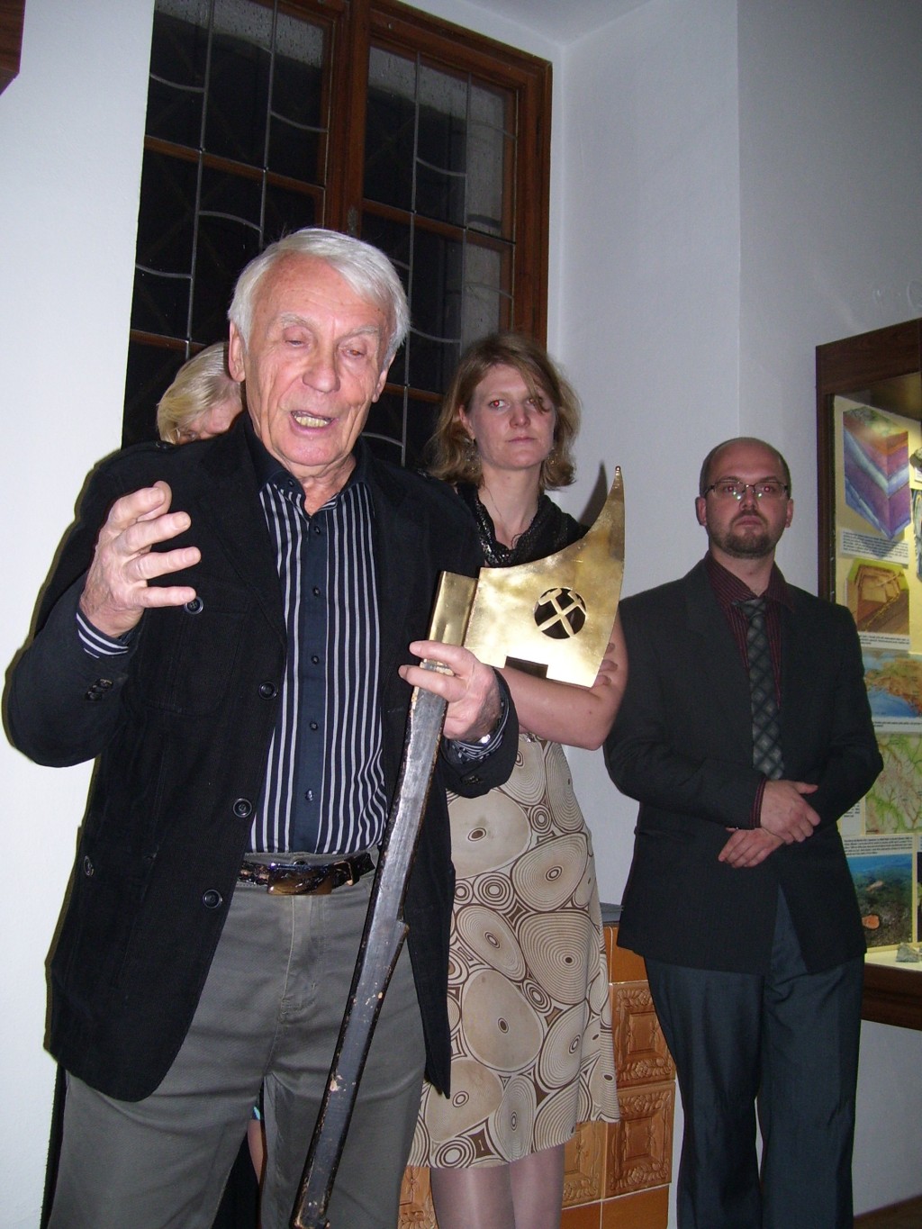 Petr Morávek s hornickou švancarou při slavnostním otevírání expozice zlata
