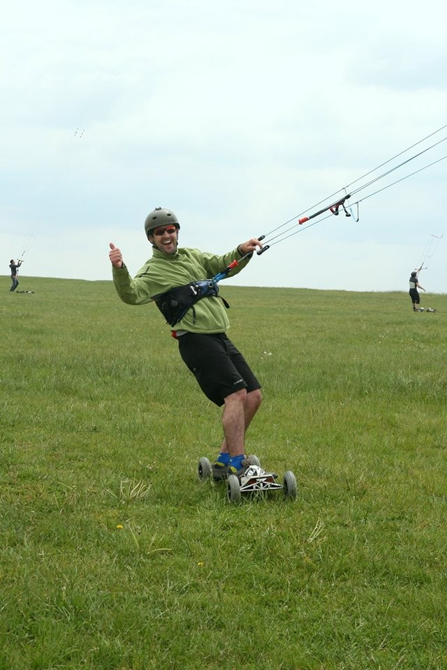 Vodní varianta landkitingu se jmenuje kitboarding, pro jízdu na sněhu se používá termín snowkiting