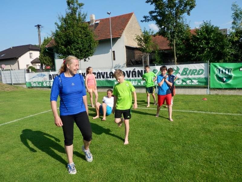 Své nabyté zkušenosti předává bývalá atletka i dál. Na fotce z dětmi s Fotbalové akademie Jiřího Novotného ve Vestci u Prahy