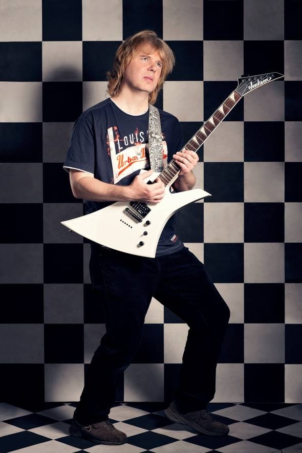 Martin Rous léta hrál na elektrickou kytaru, před pár lety přesedlal na akustiku a z rockera se stal písničkář
