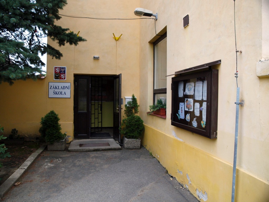jedna z budov psárské školy