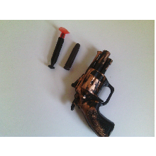 Revolver, který představuje pro děti hned několik rizik