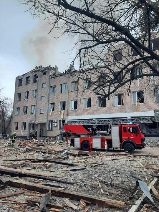 S vyprošťováním potencionálních obětí vzdušných útoků pomáhají hasiči