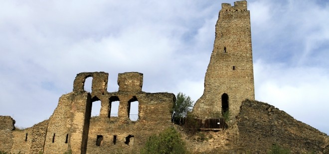 Hrad Okoř je oblíbený, protože je blízko Prahy. Spravuje ho stejnojmenná obec. Můžete tu mít dokonce i svatbu.