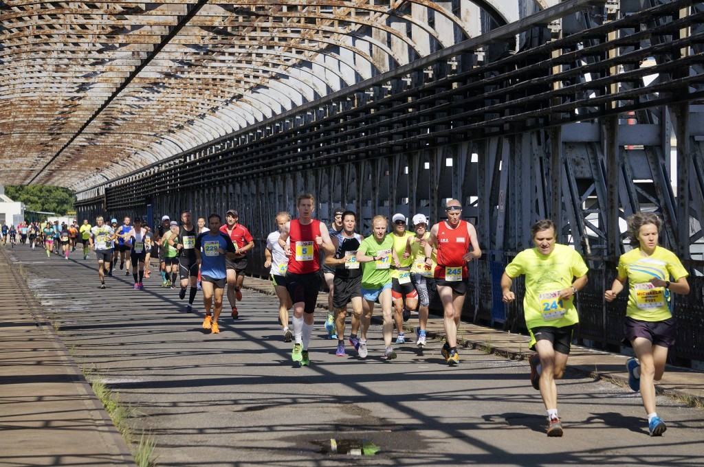 Běžci zhruba 1 km za startem na "starém mostě"