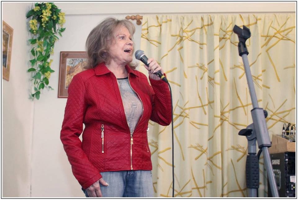 Paní Eva Pilarová si na vernisáži zapěla