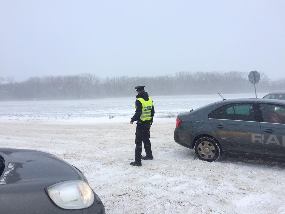 Doprava kolabuje, policisté jsou zoufalí. Pokud můžete, zůstaňte doma.