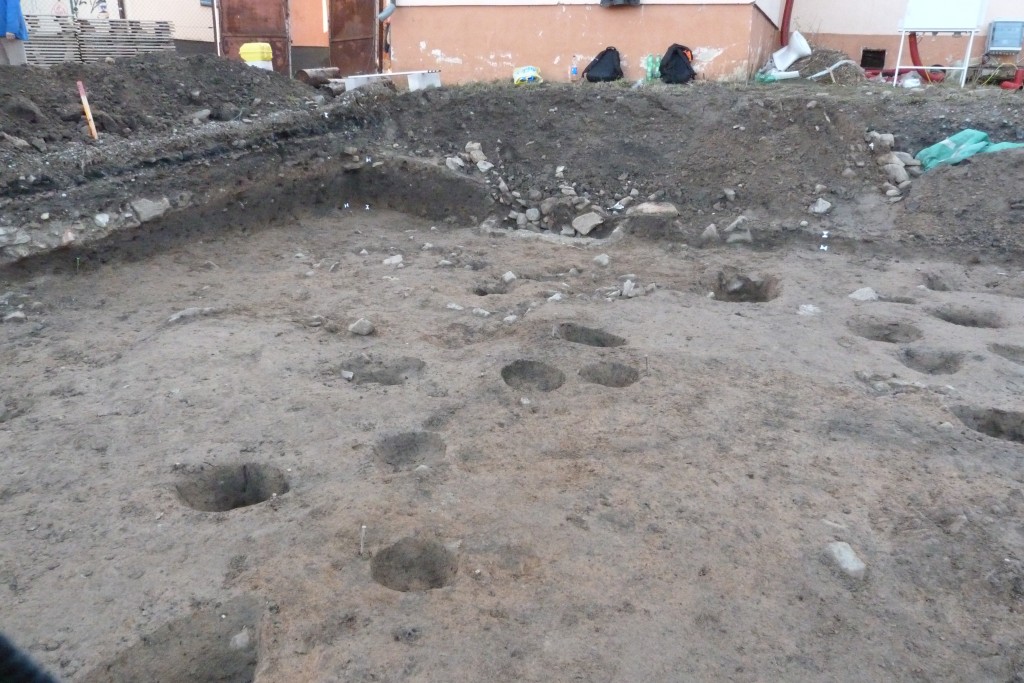 Struktura zástavby z 15. století. Jsou zde patrné kůlové jamky foto: Kateřina Pavlíčková