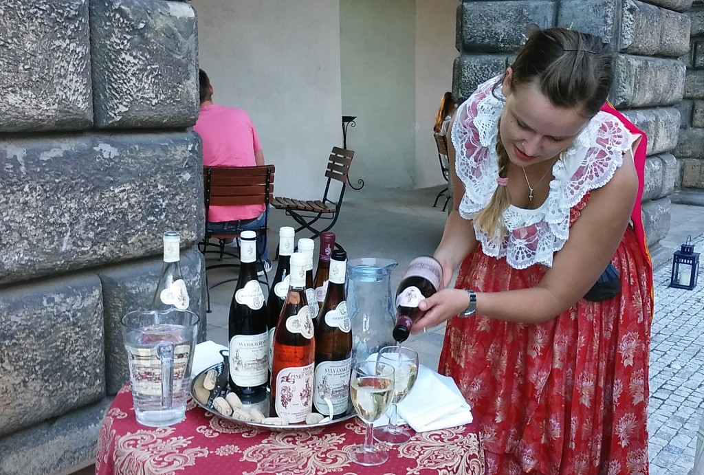 Víno nalévaly průvodkyně v krojích