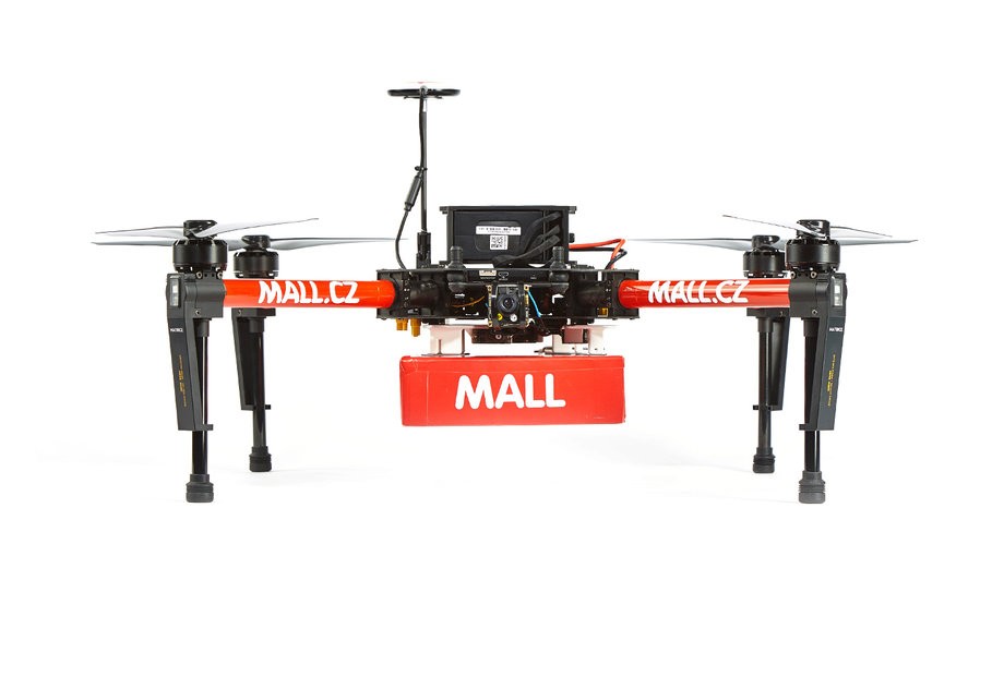 Dron nosí hračky!