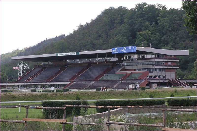 Tribuna závodiště ve Velké Chuchli