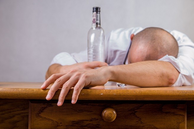 Muž byl v tak podnapilém stavu, že si spletl dveře od toalet s těmi od chodby