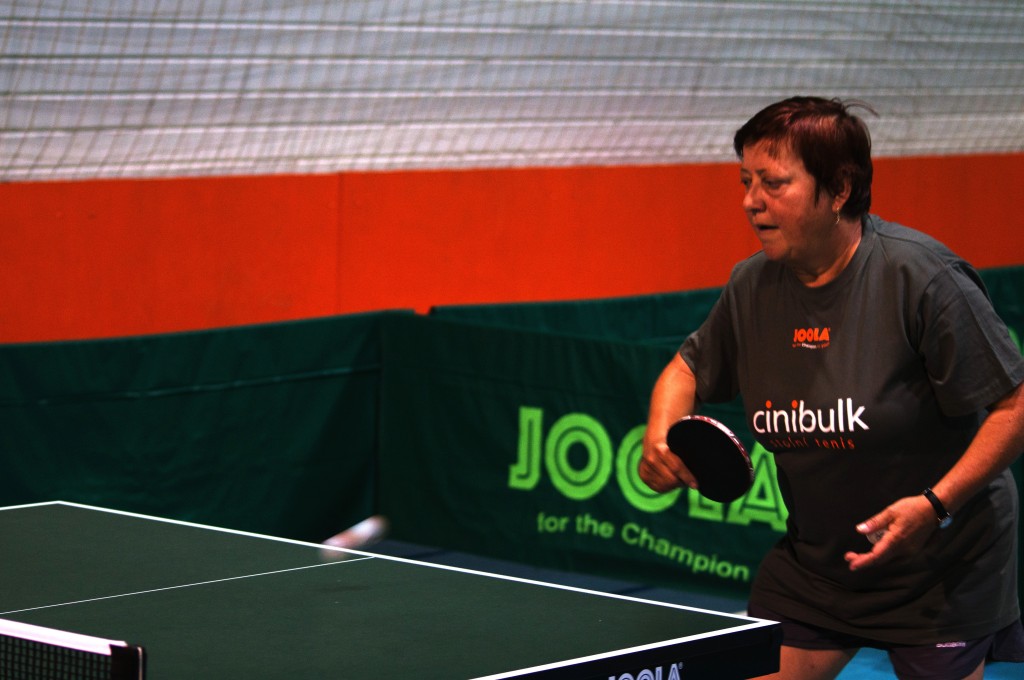 Paní Ovsenáková začala hrát stolní tenis již před 55 lety, závodně se mu věnuje polovinu té doby