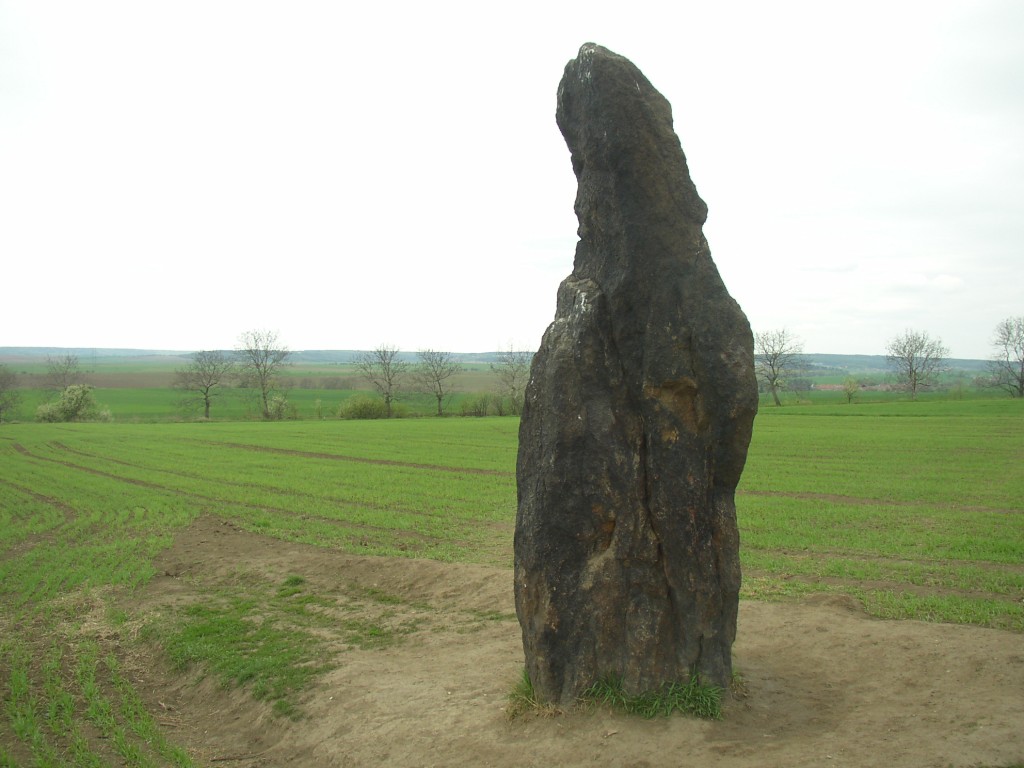 Zkamenělý pastýř, zbytky menhiru