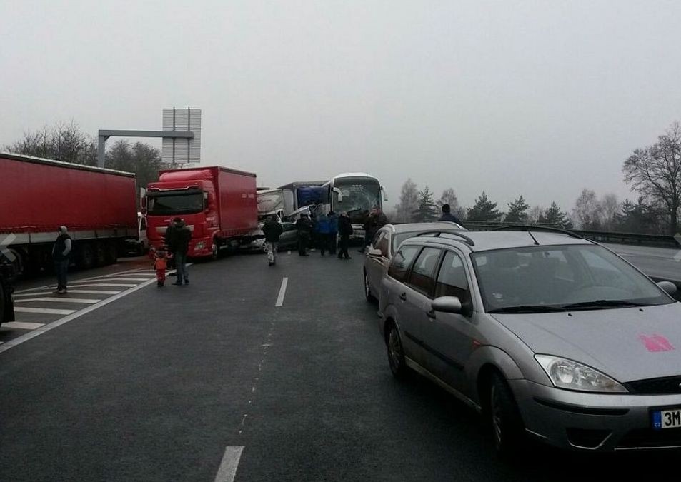 Na počátku nehody byl autobus, který na vytvořené ledovce nezvládl klesání