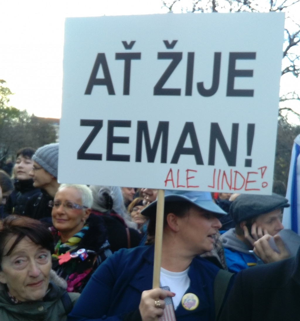 Odpůrkyně současného prezidenta v davu jeho příznivců 17.listopadu na Albertově