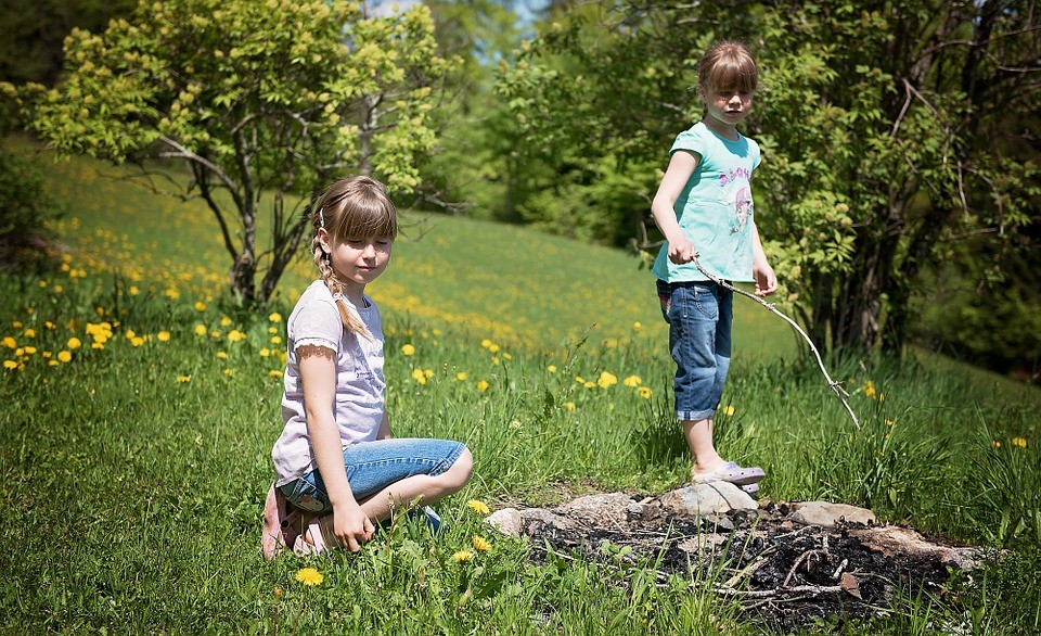 Děti nikdy nenechávejte u ohně bez dozoru