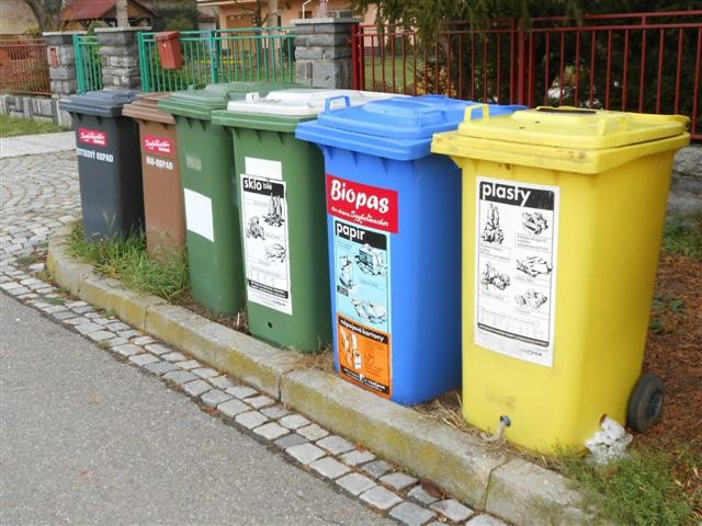 Uklizeno vydrží u popelnic jen chvíli