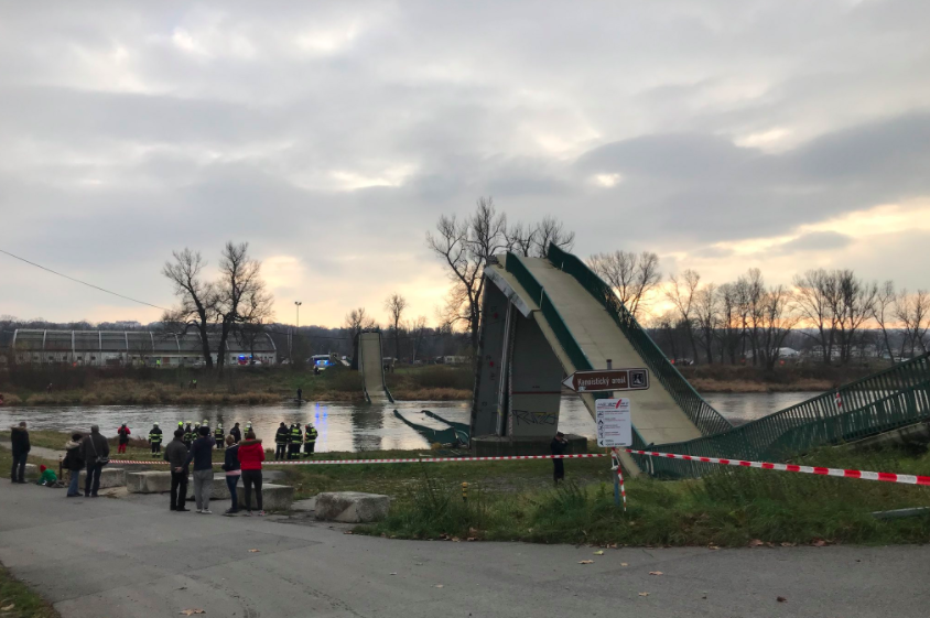 V pražské Troji spadla lávka přes Vltavu