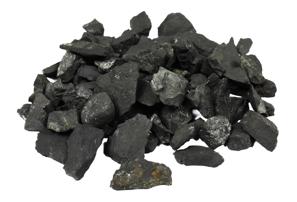 Šungitová drť se používá k čištění vody a je tradičním léčebným materiálem