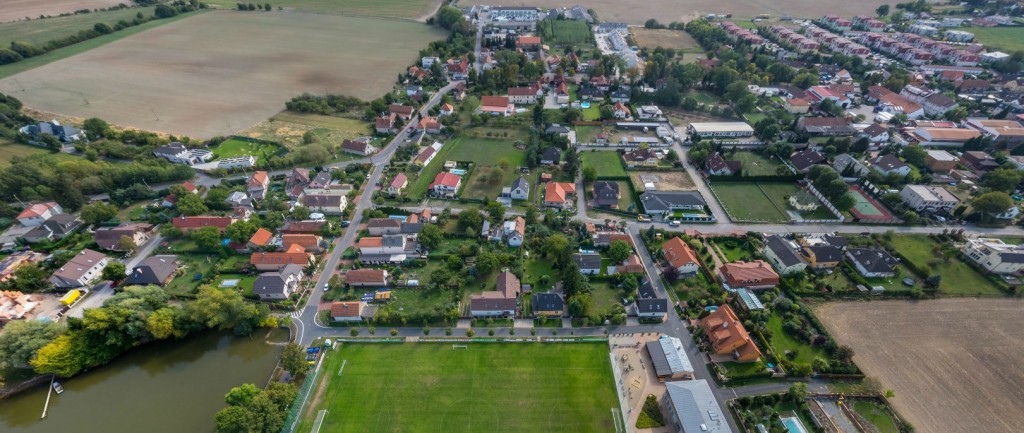 V popředí rybník a sportovně rekreační areál