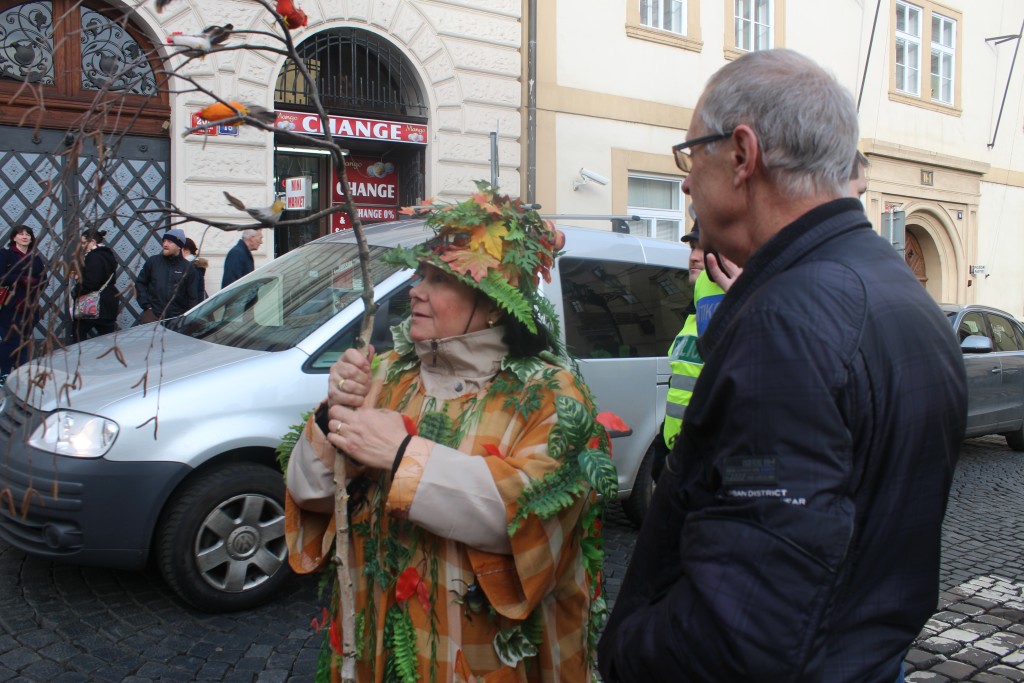 "Mluvčí" masopustního průvodu, vyjednává aby masky šly jako první