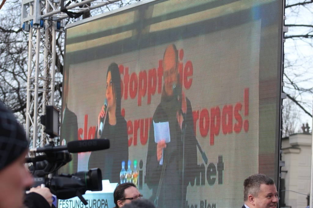 Velkoformátová obrazovka určená pro promítání demonstrací z dalších států