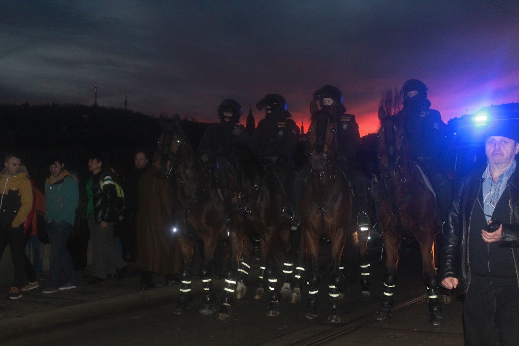 Most bránili i policisté na koních