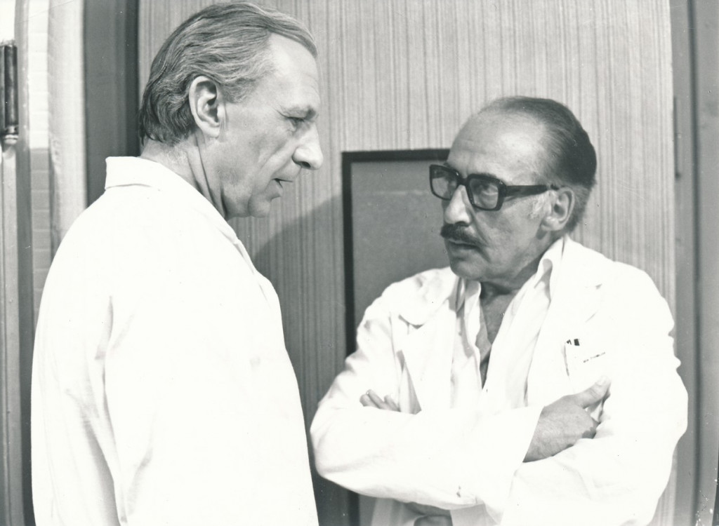 Miloš Kopecký (zde jako doktor Štrosmajer v seriálu Nemocnice na kraji města s Ladislavem Chudíkem v roli primáře Sovy) přiznal v roce 1987 svoji slabost a strach vzdorovat krokům komunistů, s nimiž nesouhlasil. Stále ale bojoval za myšlenky socialismu
