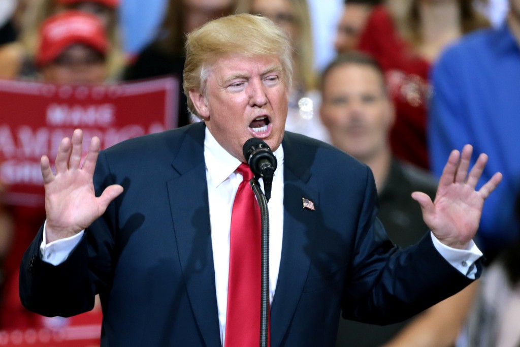 Donald Trump se rozhodl plnit roli ruského trojského koně a údajně zabránit třetí světové válce nedodáváním vojenského materiálu Ukrajině