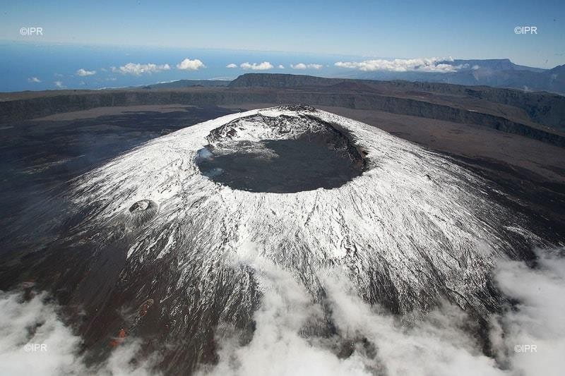 Stále činná sopka Piton de la Fournaise na ostrově Réunion je jistě zajímavým místem, které láká k navštívení