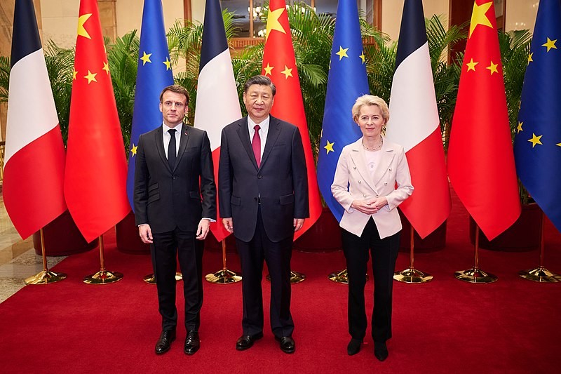Emmanuel Macron, Si Ťin-pching a Ursula von der Leyen. Co se zdálo možná ještě před nějakou dobu jako těžko uvěřitelné, je dnes realitou