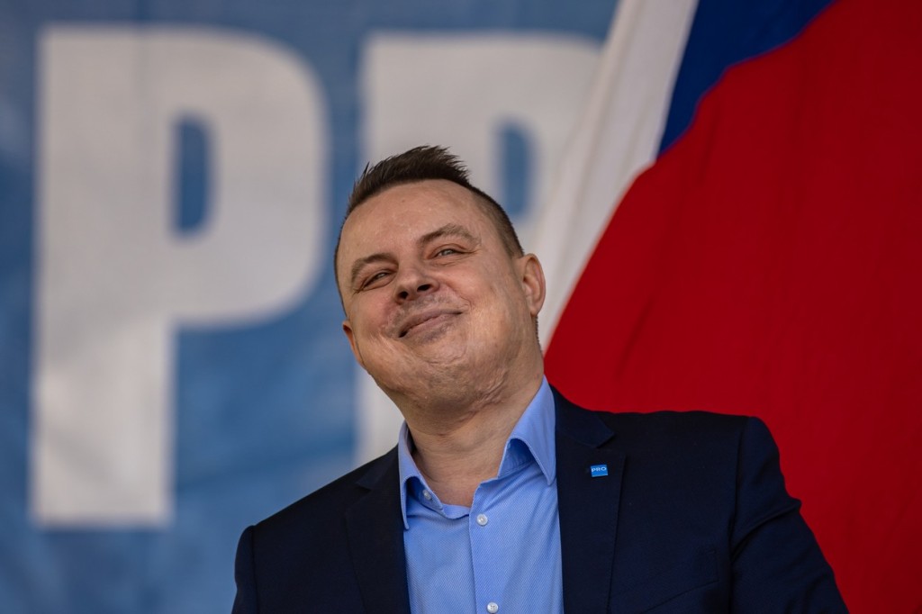 Rajchl zřejmě sleduje pouze vlastní prospěch, o lidi mu nejde