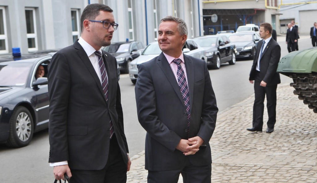 Úředníci Kanceláře prezidenta republiky Ovčáček a Mynář požívají ve svých funkcích zvláštní výhody