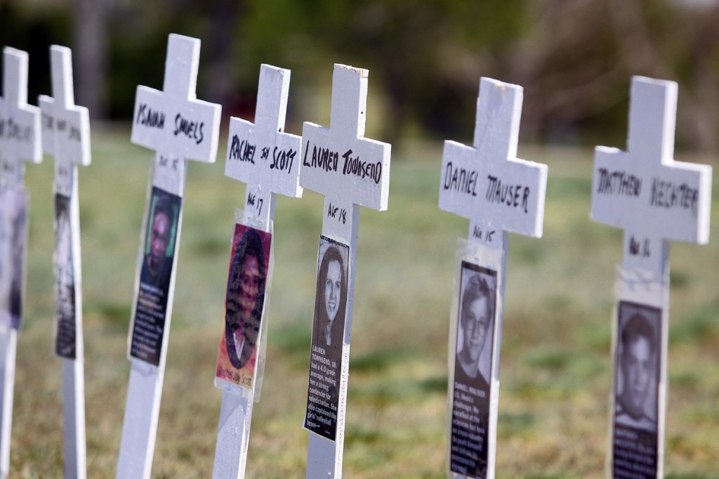 Při šílené střelbě v Columbine přišlo o život třináct lidí, z toho dvanáct bylo studentů a jeden profesor