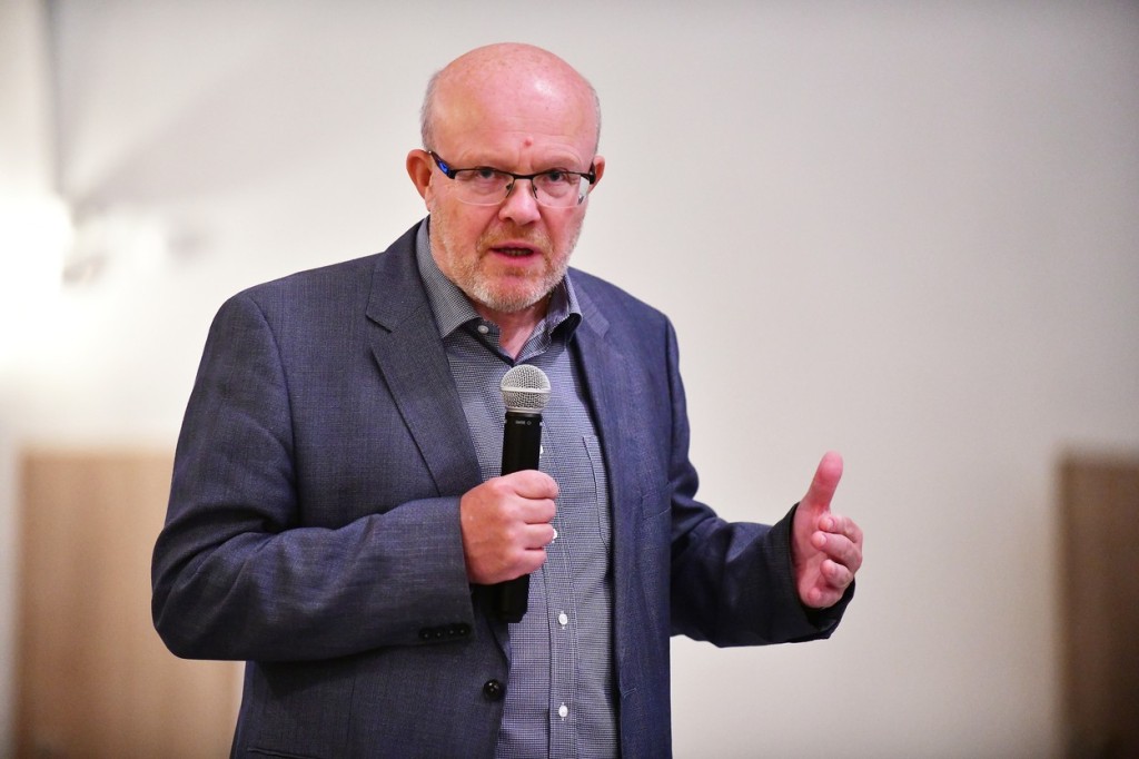 Ministr Válek musí přijít co nejdřív s řešením, které bude pro tuzemské zdravotnictví znamenat změnu systému