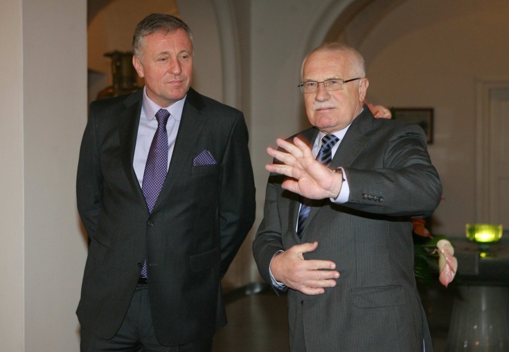 Topolánek s Klausem v době, kdy se vyhřívali na špici mediálního zájmu coby premiér a prezident