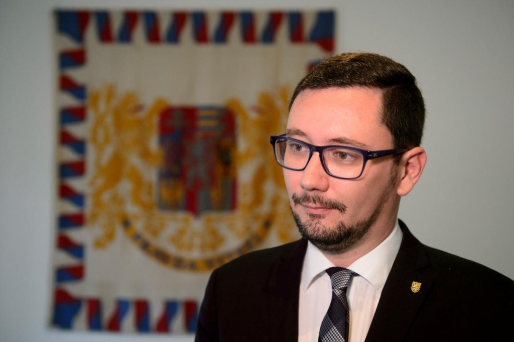 Mluvčí Kanceláře prezidenta republiky Jiří Ovčáček bojoval proti novinářům. Teď do té žumpy spadl také