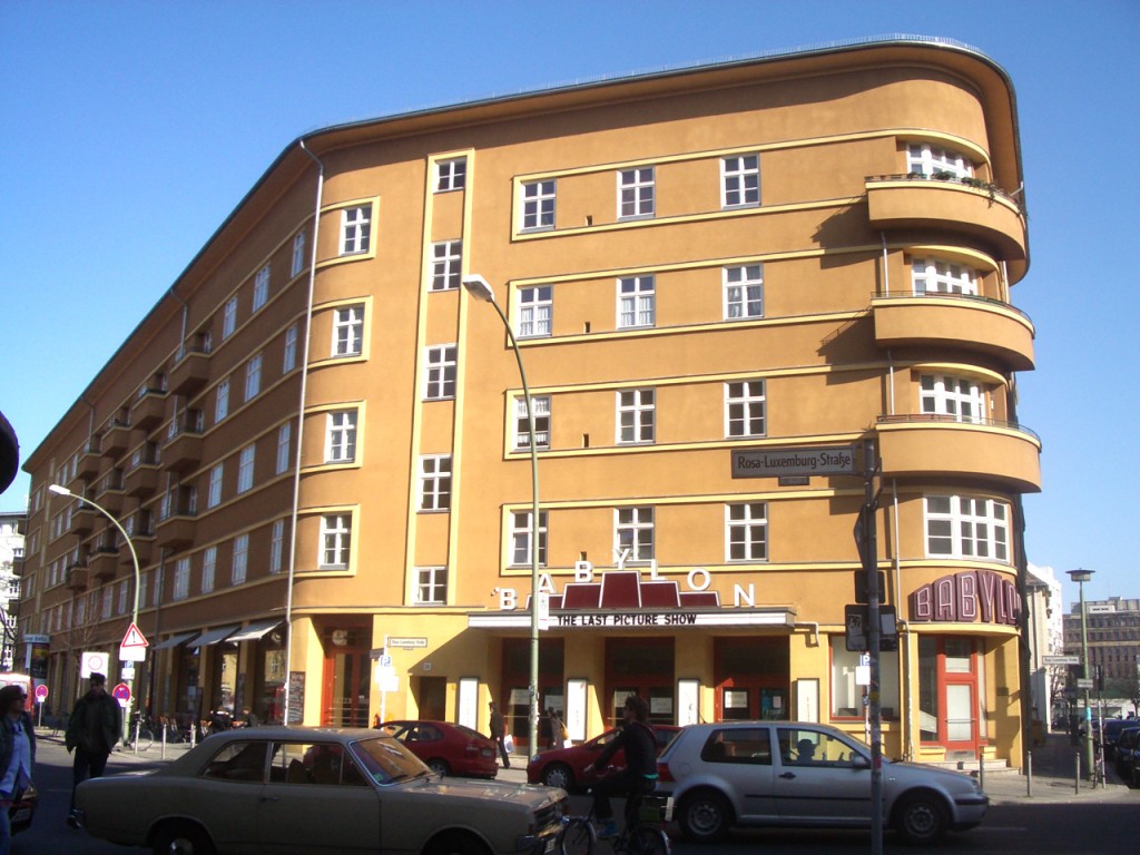 Kino Babylon, před nímž byli zastřeleni dva němečtí policisté