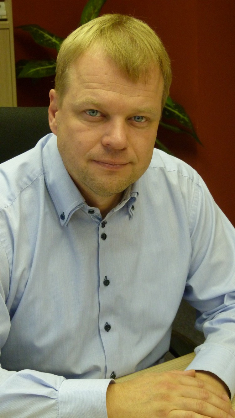 Starosta města Týnce na Sázavou Martin Kadrnožka vidí možné řešení v podání žaloby pro nadmíru únosné obtěžování okolí hlukem a nepříjemným zápachem.