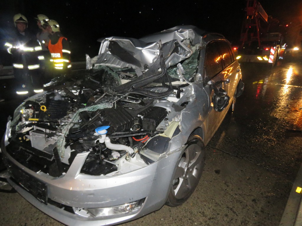 Policejní fotografie z páteční večerní řetězové nehody na 29 kilometru dálnice D1, škody museli jednotky policistů a hasičů odklízet do půl jedné v noci
