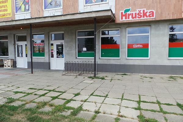 Zraněný člověk ležel poblíž obchodu Hruška v Družstevní ulici
