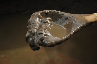 Jemná hmota vzniklá drcením a přesíváním slatiny
