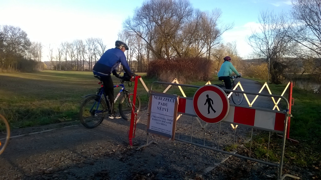 Ceduli "Cyklostezka směr Radotín dočasně uzavřena" všichni cyklisti ignorují; foto 8.11.: Kateřina Pavlíčková