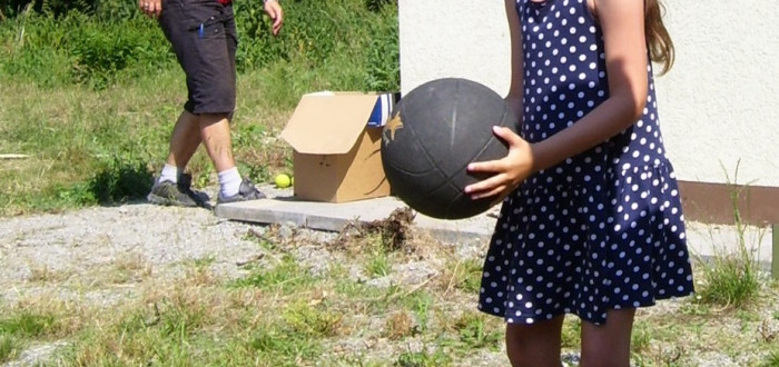 Hod míčem na basketbalový koš