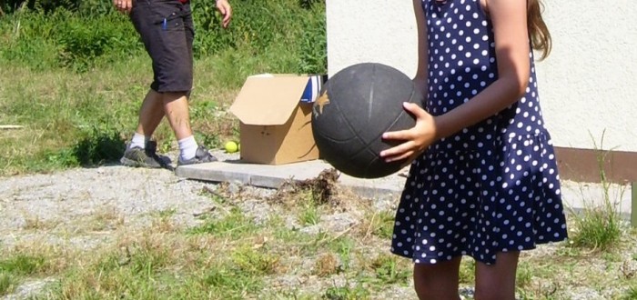 Hod míčem na basketbalový koš