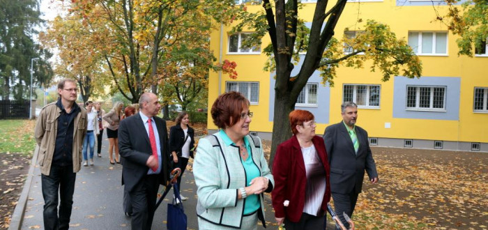 Ředitelce školy Ing. Marcele Hrejsové (v modrém kostýmku) se po letech snažení podařilo získat 9 milionů potřebných na zateplení budovy.